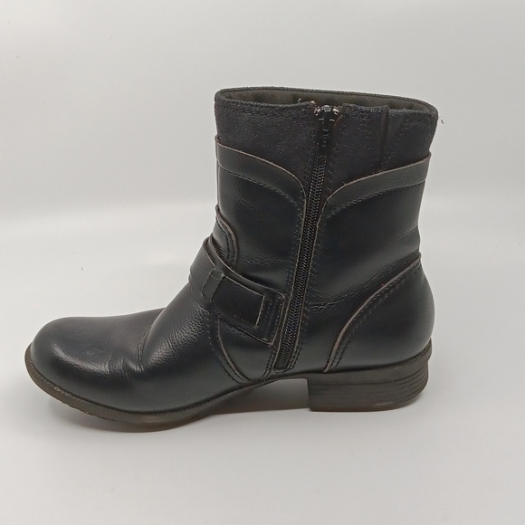 Clarks Black Ankle Boots W/ Dual Zipper Design - Picture 10 of 13